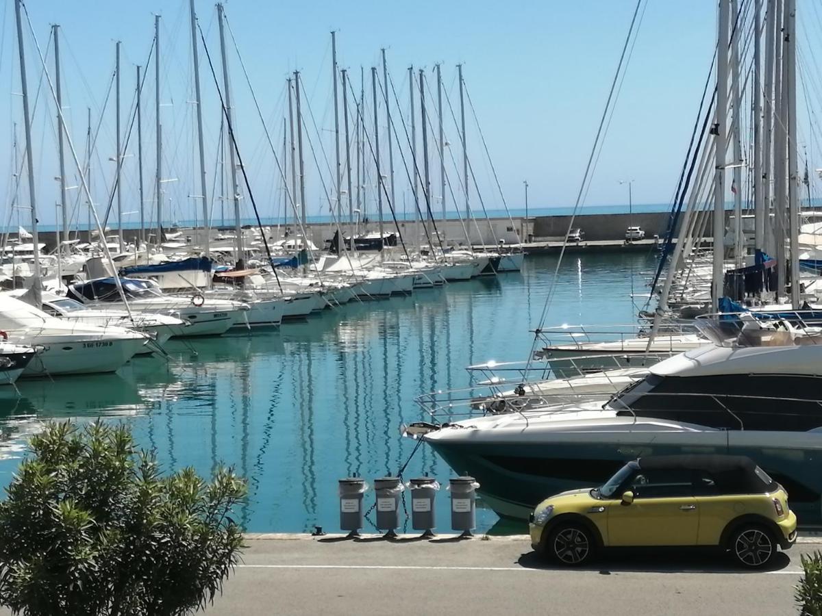 Joli Studio Bord De Mer, Clim, Balcon, Parking Prive Ментона Экстерьер фото
